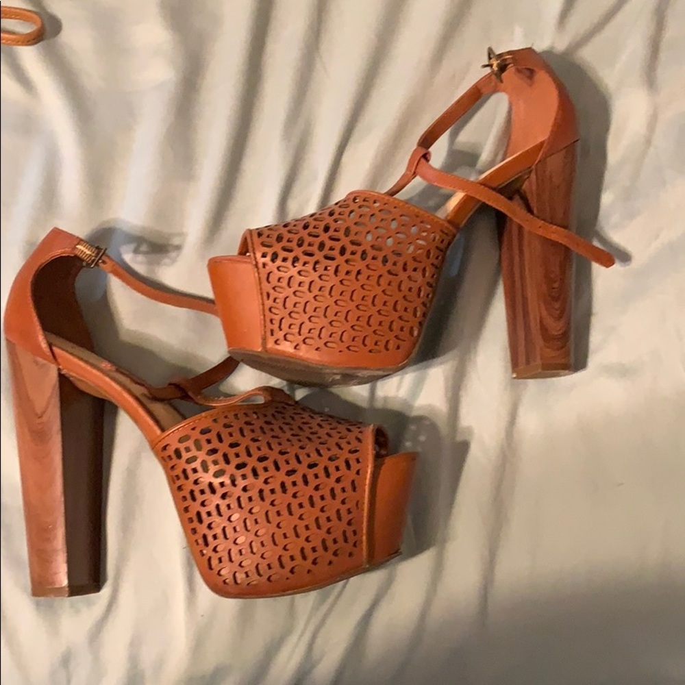 Jessica Simpson heel